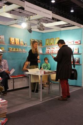 Apicula am Bücherstand, Buchmesse 2012 (Frankfurt) Apicula am Bücherstand, Buchmesse 2012 (Frankfurt)