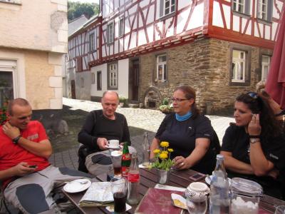Kaffee-Stopp in Monreal Kaffee-Stopp in Monreal