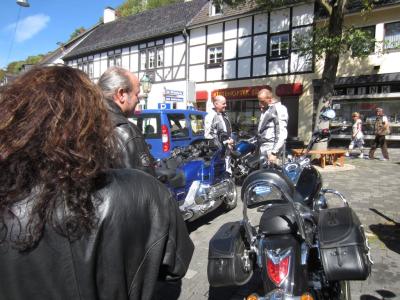 Blankenheim - noch immer Moppeds parken