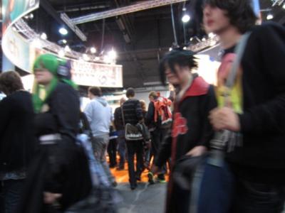Schnappschuss von vorbeilaufenden verkleideten Jugendlichen. Ob es sich bei den Verkleidungen um ein Rollenspiel handelt? Schnappschuss von vorbeilaufenden verkleideten Jugendlichen. Ob es sich bei den Verkleidungen um ein Rollenspiel handelt?
