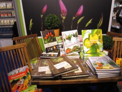 Am Stand vom Kosmos-Verlag - einladend dekorierter Buch-Tisch mit Gartenbüchern. Am Stand vom Kosmos-Verlag - einladend dekorierter Buch-Tisch mit Gartenbüchern.